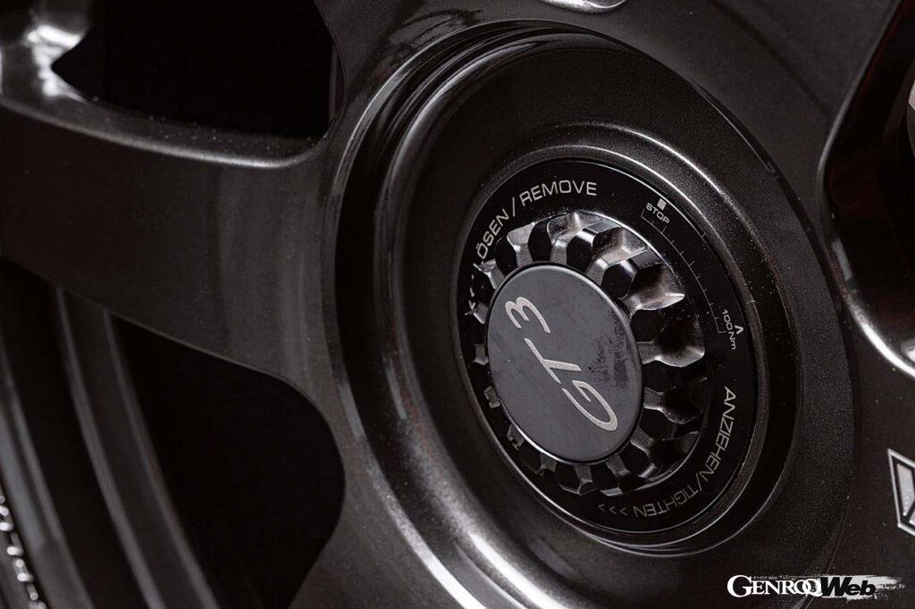 センターロックの鍛造1ピースホイール、限りなくレースマシンに近いオーラが醸し出されている。スポークに輝く“VOLK RACING”と“FORGED”の文字はレイズの特許技術であるA.M.T.によって刻まれたもの。ダイヤモンドダークガンメタ、ブロンズ（アルマイト）のカラー展開のほかに、特約店のみのオプションカラーとしてハイパーブルー、ハイパーレッド、そしてレーシンググリーンも用意されていて、アフターホイールならではのカスタマイズを楽しむこともできる。