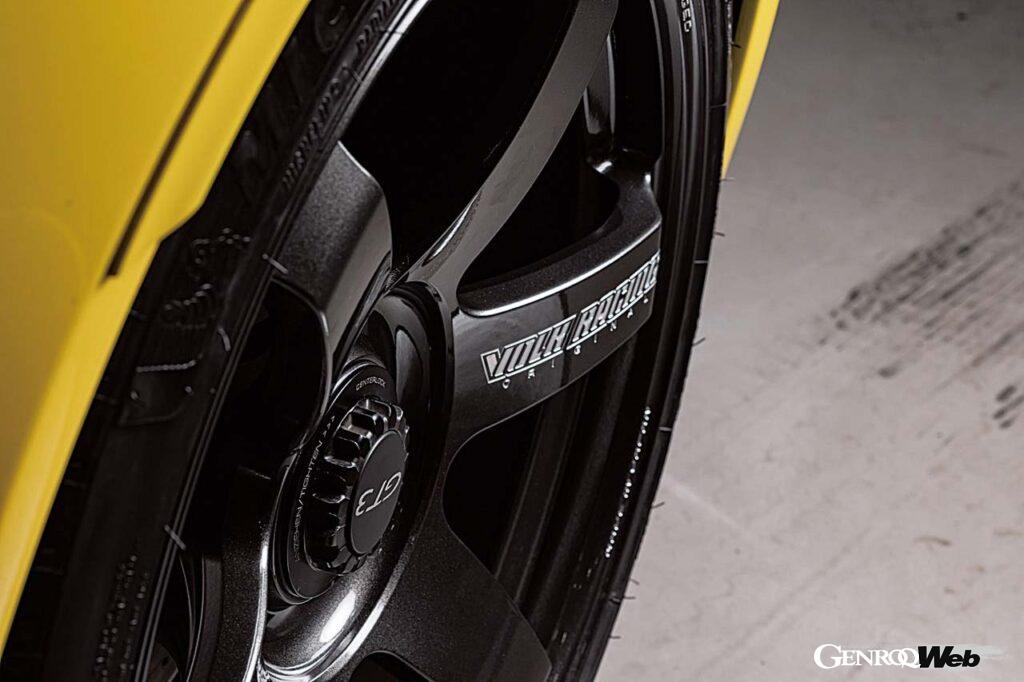 センターロックの鍛造1ピースホイール、限りなくレースマシンに近いオーラが醸し出されている。スポークに輝く“VOLK RACING”と“FORGED”の文字はレイズの特許技術であるA.M.T.によって刻まれたもの。ダイヤモンドダークガンメタ、ブロンズ(アルマイト)のカラー展開のほかに、特約店のみのオプションカラーとしてハイパーブルー、ハイパーレッド、そしてレーシンググリーンも用意されていて、アフターホイールならではのカスタマイズを楽しむこともできる。