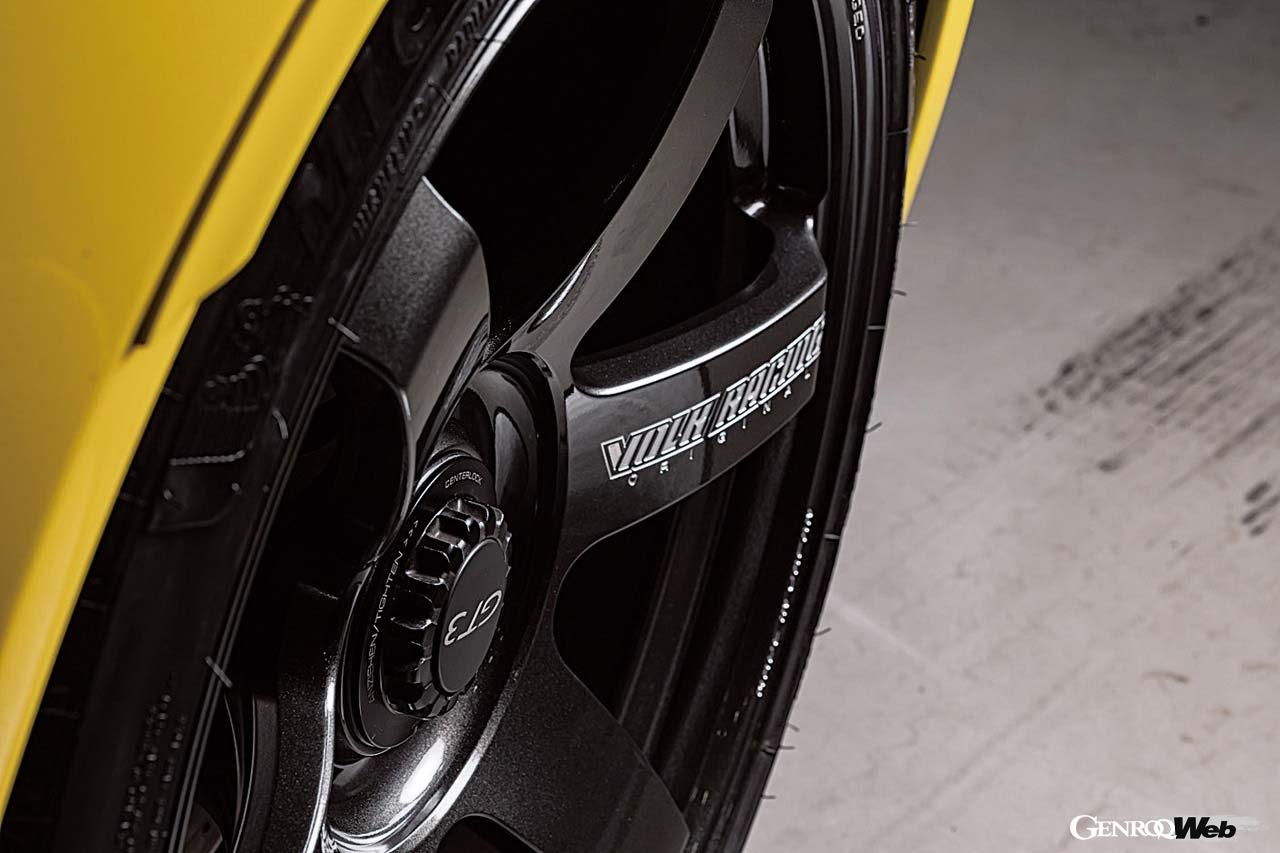 センターロックの鍛造1ピースホイール、限りなくレースマシンに近いオーラが醸し出されている。スポークに輝く“VOLK RACING”と“FORGED”の文字はレイズの特許技術であるA.M.T.によって刻まれたもの。ダイヤモンドダークガンメタ、ブロンズ（アルマイト）のカラー展開のほかに、特約店のみのオプションカラーとしてハイパーブルー、ハイパーレッド、そしてレーシンググリーンも用意されていて、アフターホイールならではのカスタマイズを楽しむこともできる。