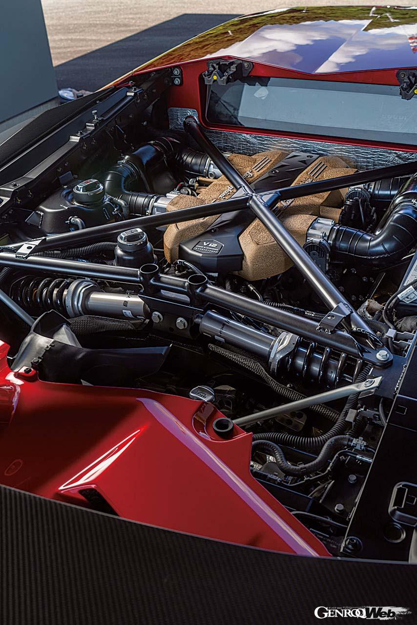 6.5リッターのV12気筒自然吸気エンジンは770PS/720Nmを発揮。エンジンの前に置かれる7速のトランスミッションはシングルクラッチのAMTだ。サスペンションはプッシュロッド式を採用する。