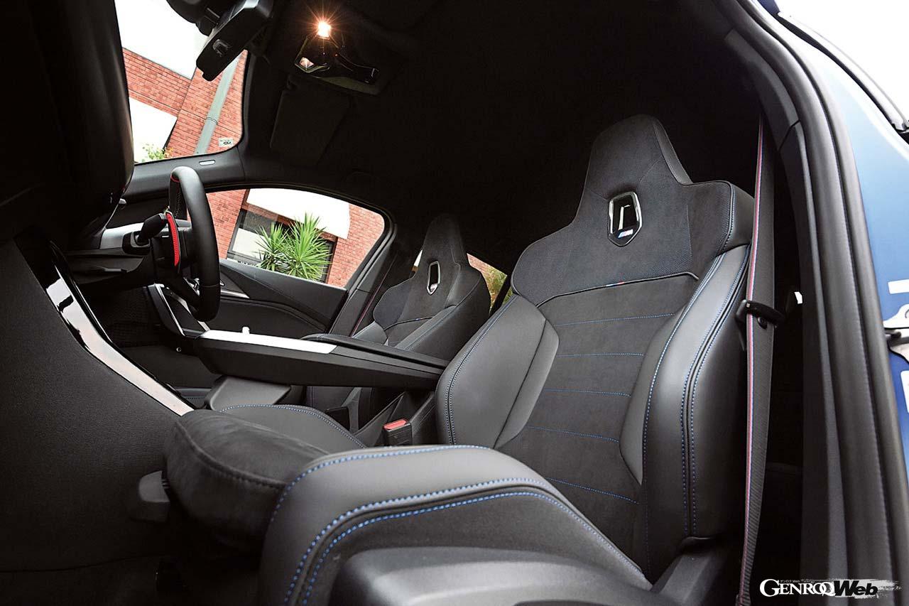 広大な液晶画面が魅力のBMWライブコクピットを採用する。音声コントロールも高精度だ。一体型ヘッドレストを備えたMスポーツシートは座り心地も秀逸だ。