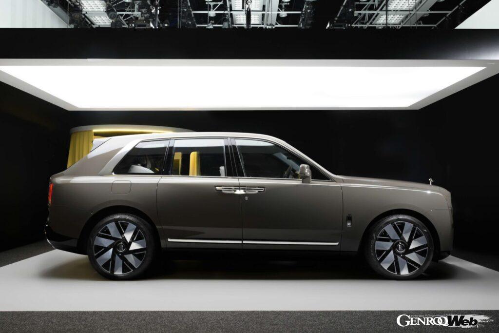 フロントからリヤ伸びる3本のラインが非常に伸びやかで美しいボディラインを強調している。