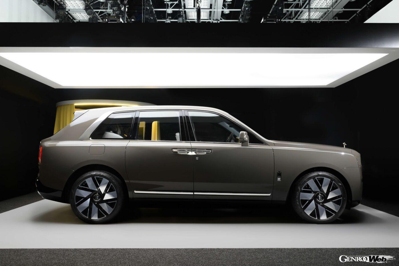 フロントからリヤ伸びる3本のラインが非常に伸びやかで美しいボディラインを強調している。