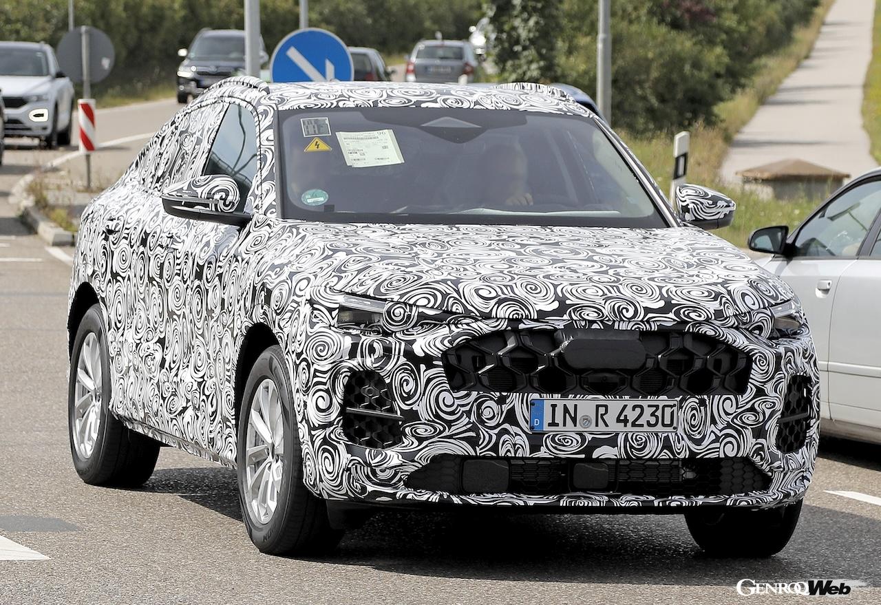 先にデビューしたQ5 (SUV）と同様、スリムになったシングルフレームグリルが洗練した印象を与える。