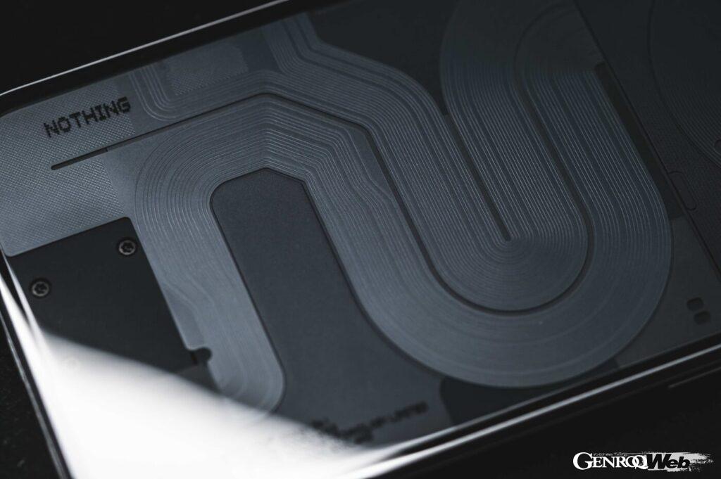 スマホの内部のパーツが覗き見える半透明パネルを採用して いる。テクノロジーへの親近感と所有する喜びを呼び起こす 秀逸なデザインだ。
