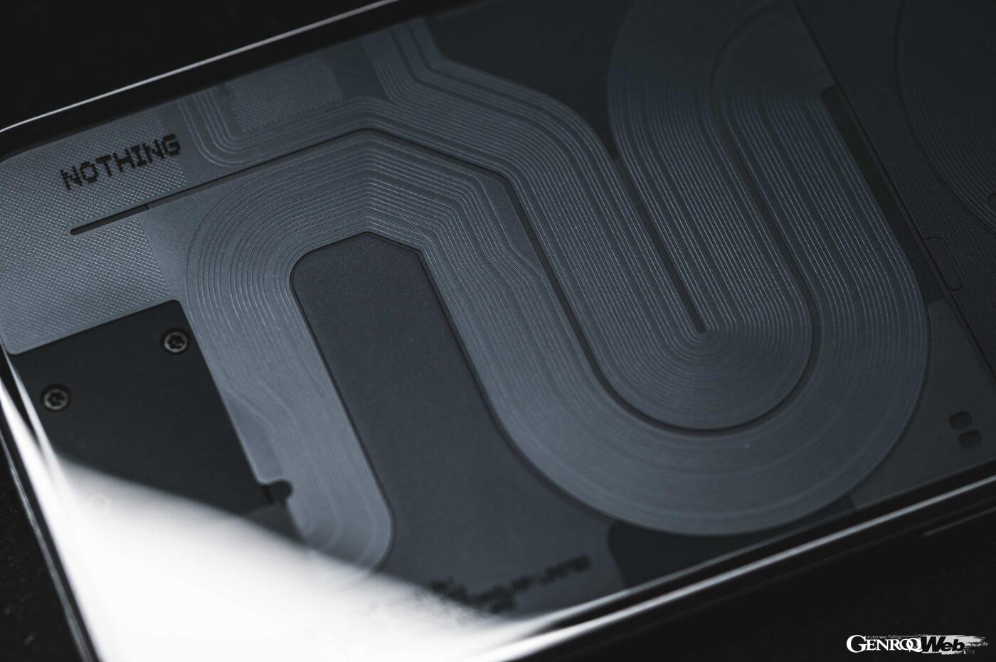 スマホの内部のパーツが覗き見える半透明パネルを採用して いる。テクノロジーへの親近感と所有する喜びを呼び起こす 秀逸なデザインだ。