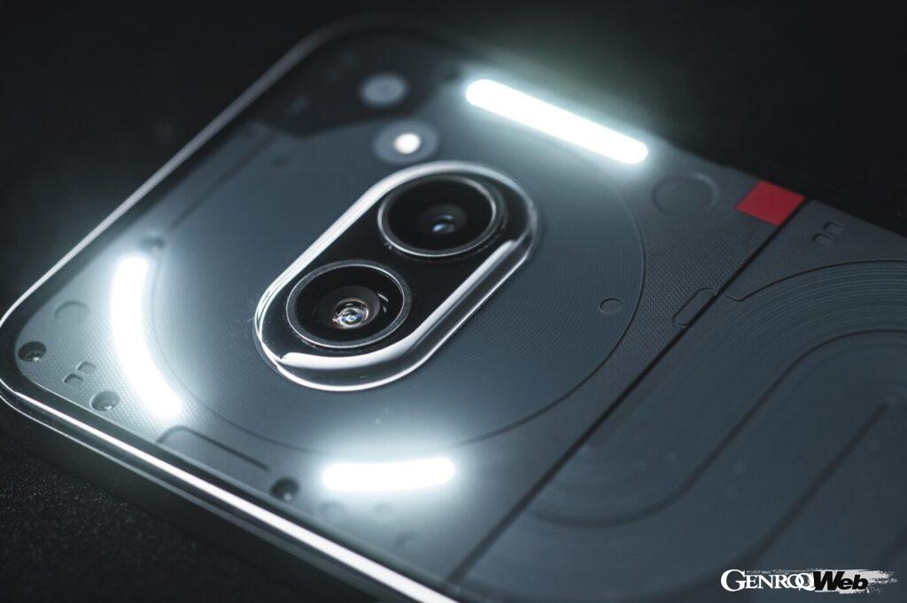 音楽視聴時や着信時、タイマー作動時等に背面のLEDライト が様々な動作で点滅する「Glyphインターフェース」システ ムを採用する。眺めているだけで楽しい機能だ。