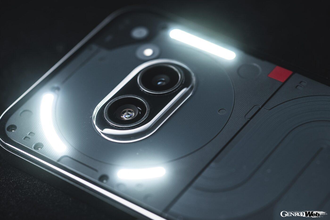 音楽視聴時や着信時、タイマー作動時等に背面のLEDライト が様々な動作で点滅する「Glyphインターフェース」システ ムを採用する。眺めているだけで楽しい機能だ。