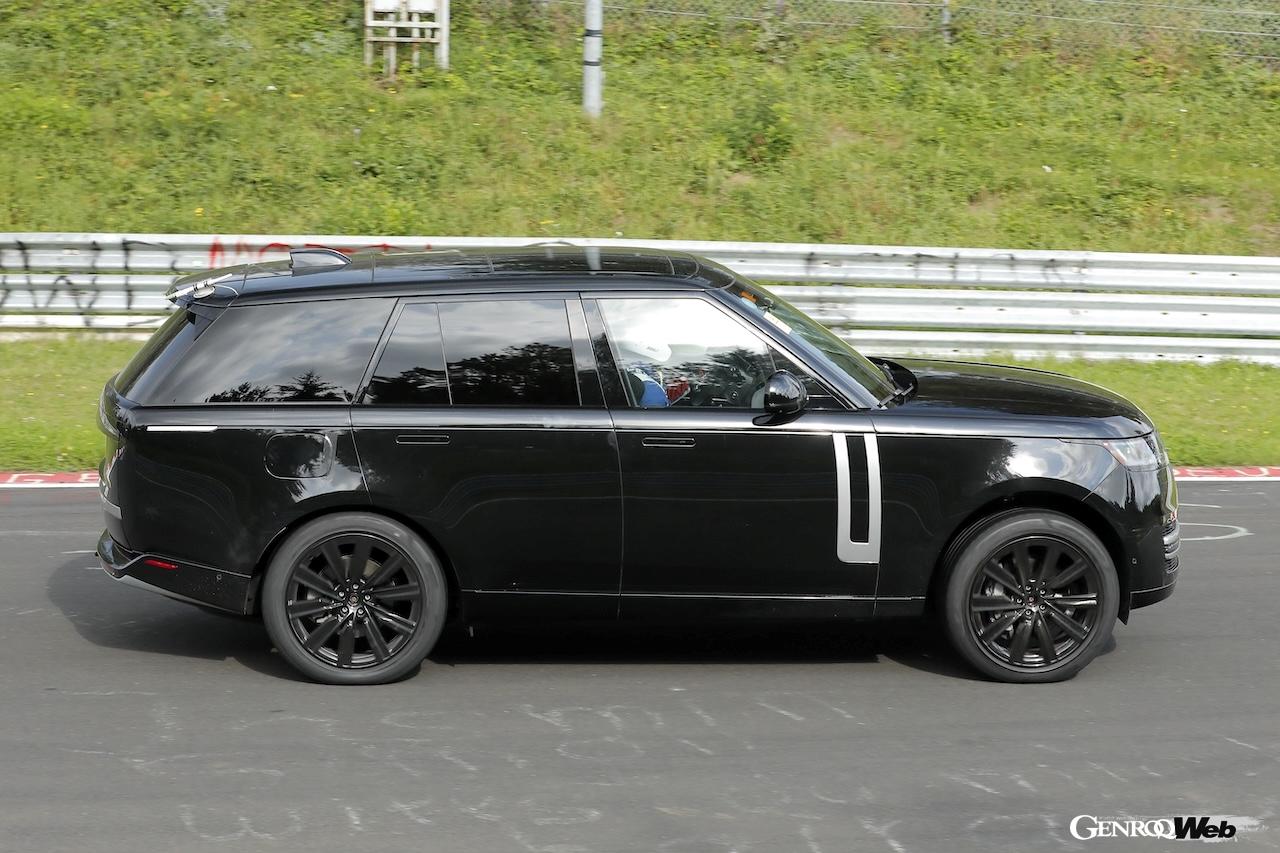 ロングホイールベースによってバッテリーや後輪操舵システムを無理なく収納する。