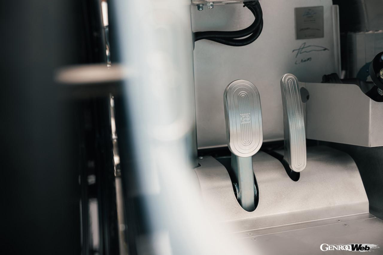 「ベイビーII トゥールビヨン・エディション」のコクピット。