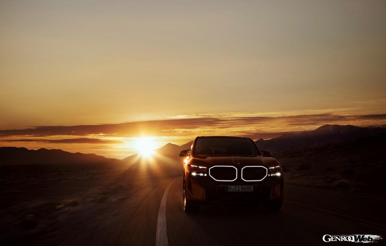 BMWの新たなメディアキャンペーンに登場した、BMW XM。