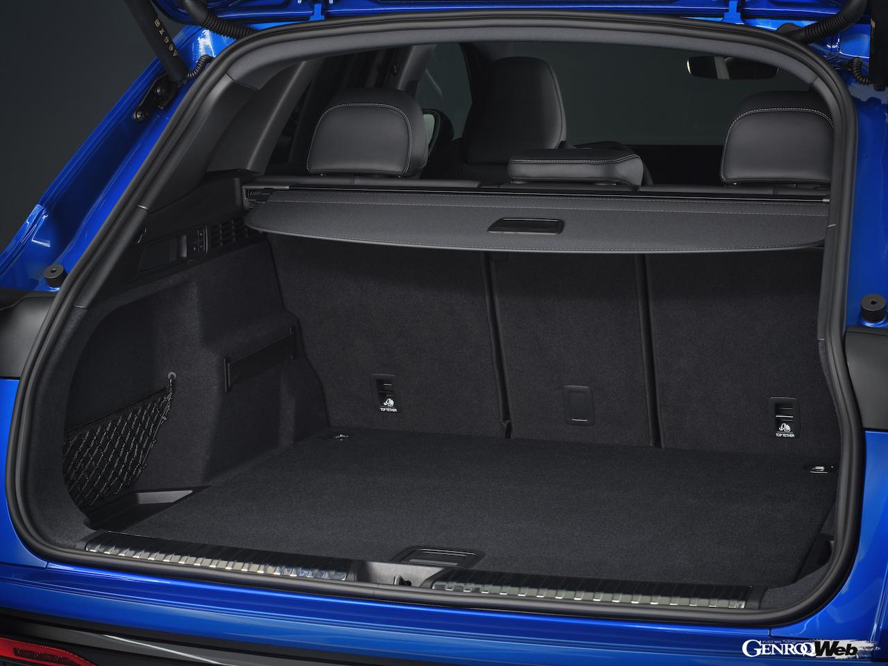 PPCベースの新世代内燃機関モデル、新型「アウディ SQ5」のラゲッジスペース。