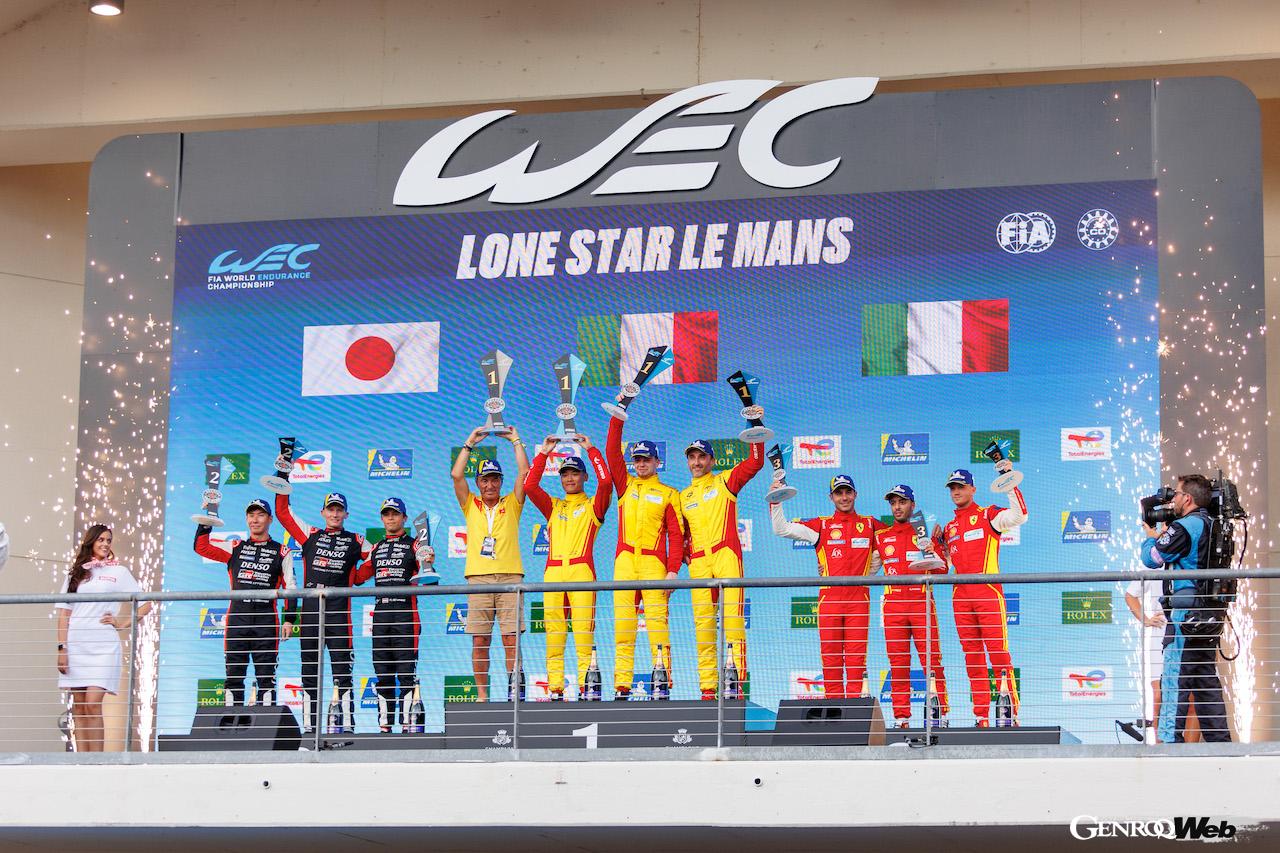 首位を走行していたトヨタの7号車にドライブスルーペナルティが課され、代わって首位に立った499P 83号車が、見事トップフィニッシュを飾った。表彰台でトロフィーを掲げる、左からイエ、シュワルツマン、クビサの3人。