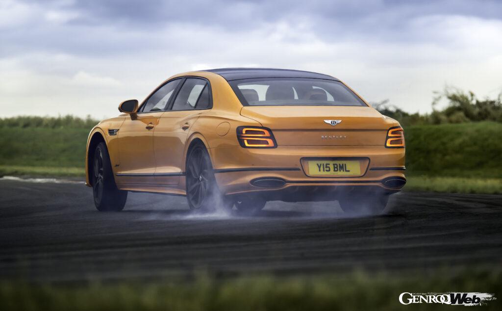 新型フライングスパーは、スーパースポーツに互するパフォーマンスに加えて、EVモードでは70km以上の航続距離を実現した。