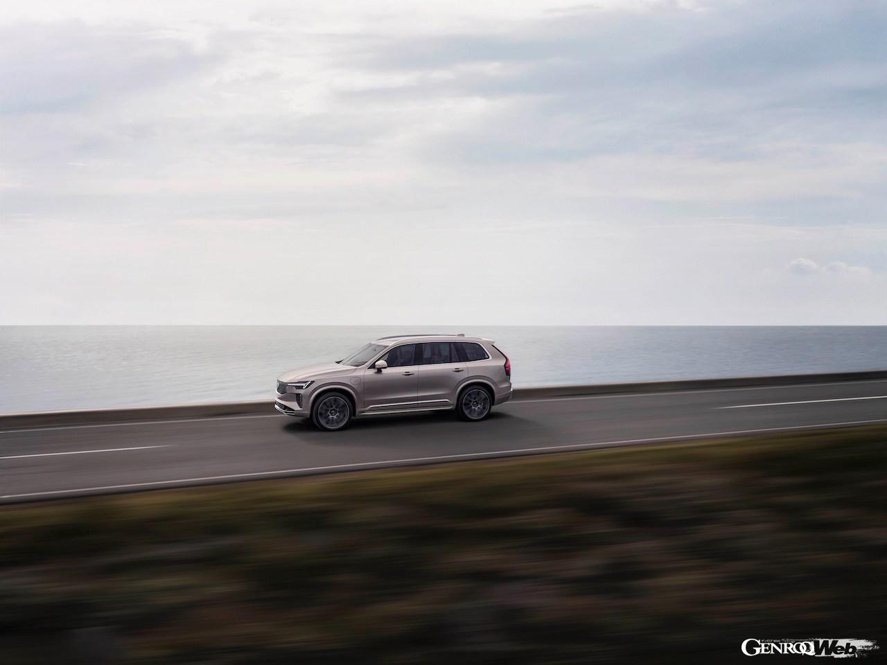 内外装をアップデートした「ボルボ XC90」改良新型の走行シーン。