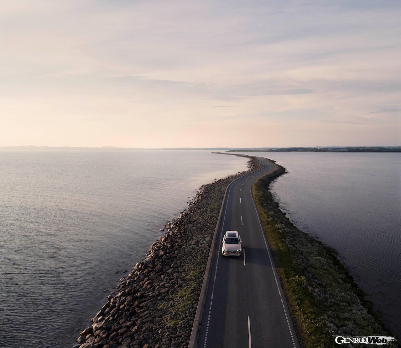 内外装をアップデートした「ボルボ XC90」改良新型の走行シーン。