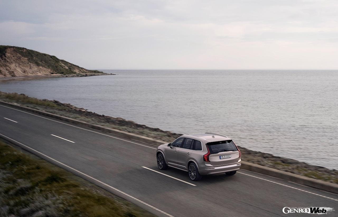 足まわりには、改良型のサスペンションが導入され、快適性と走破性が大幅に向上。さらに、オプションとして車高調整機能を持つエアサスペンションを選ぶこともできる。