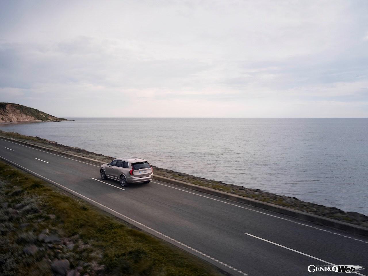 内外装をアップデートした「ボルボ XC90」改良新型の走行シーン。