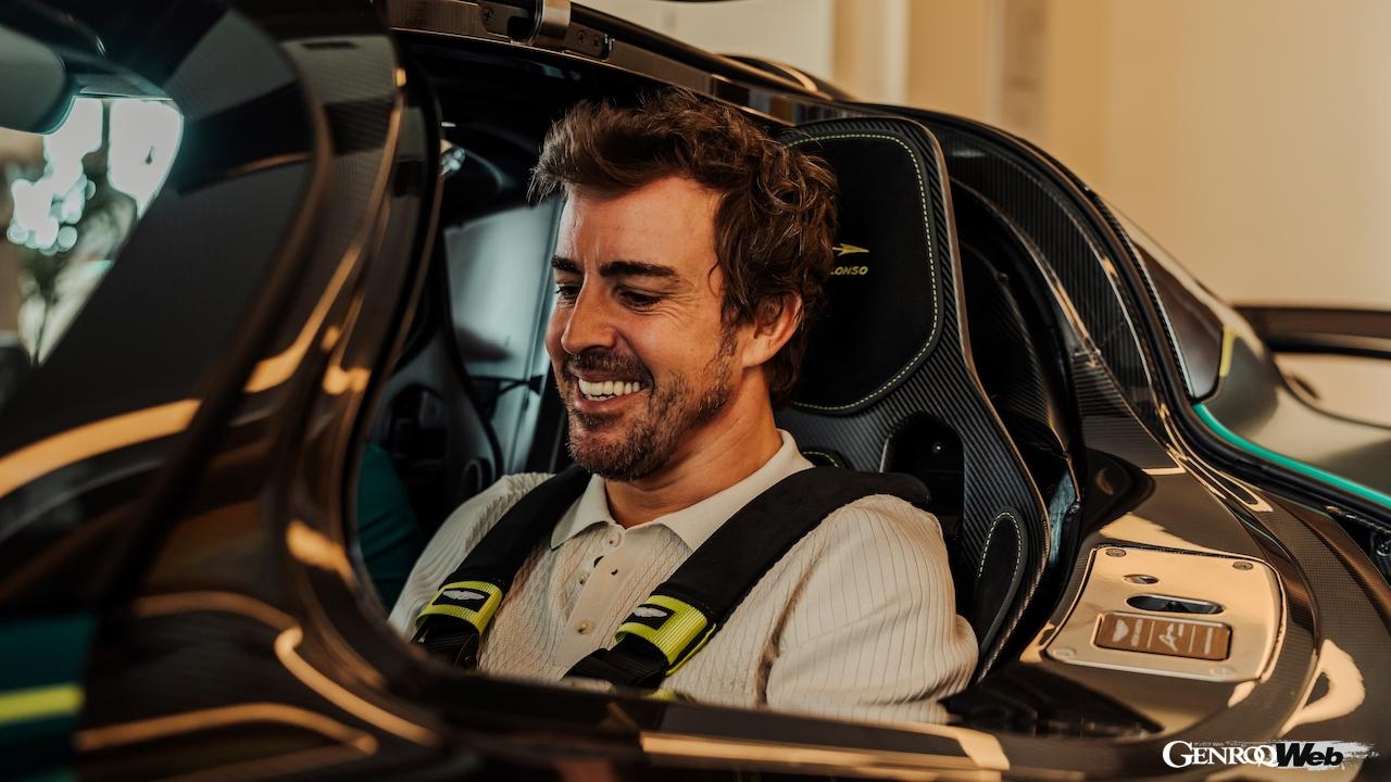 フェルナンド・アロンソと「アストンマーティン ヴァルキリー」。