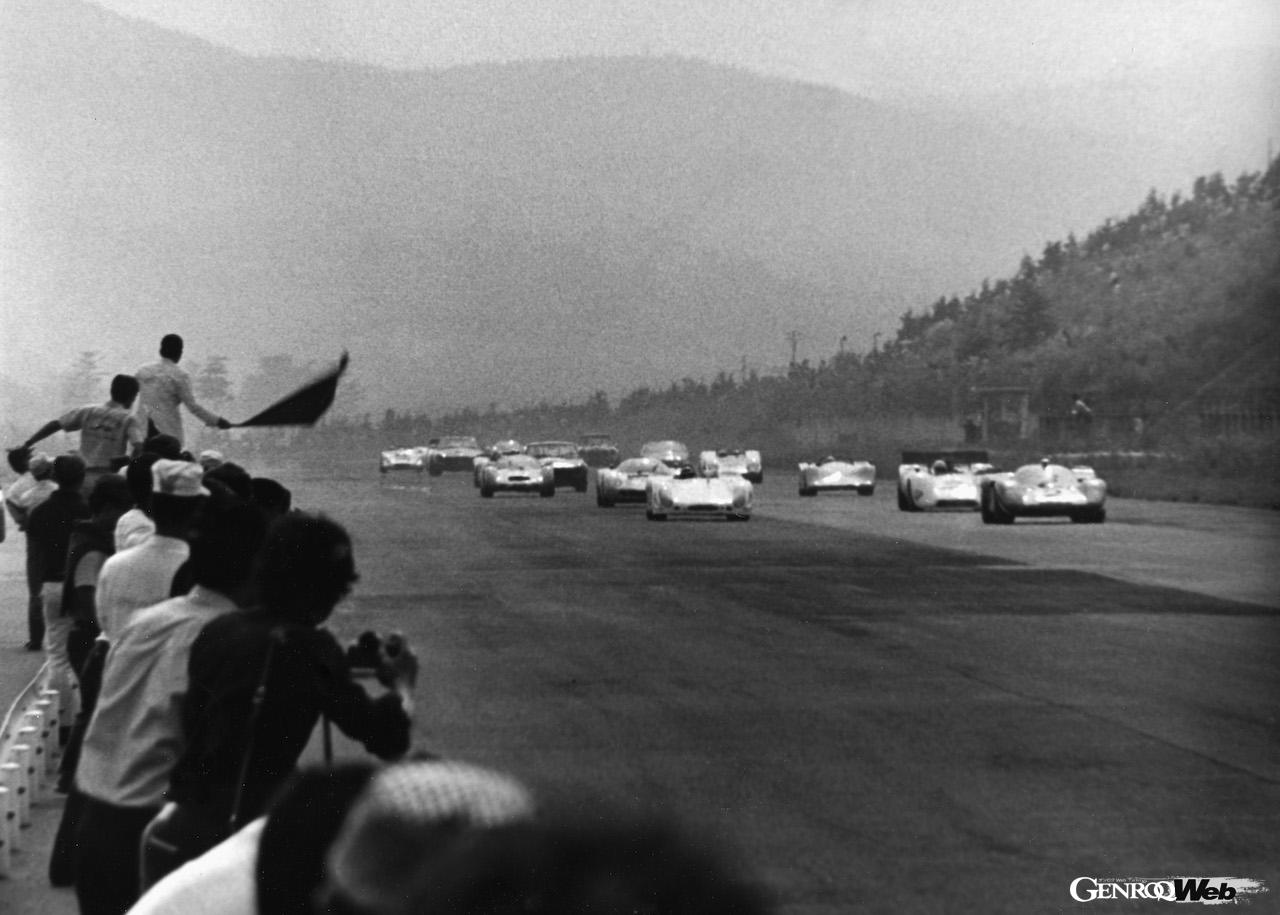 バンクが存在したかつての富士スピードウェイで開催された「富士200マイル」において、フェラーリ 512　Sが日本のレース初勝利を達成した。