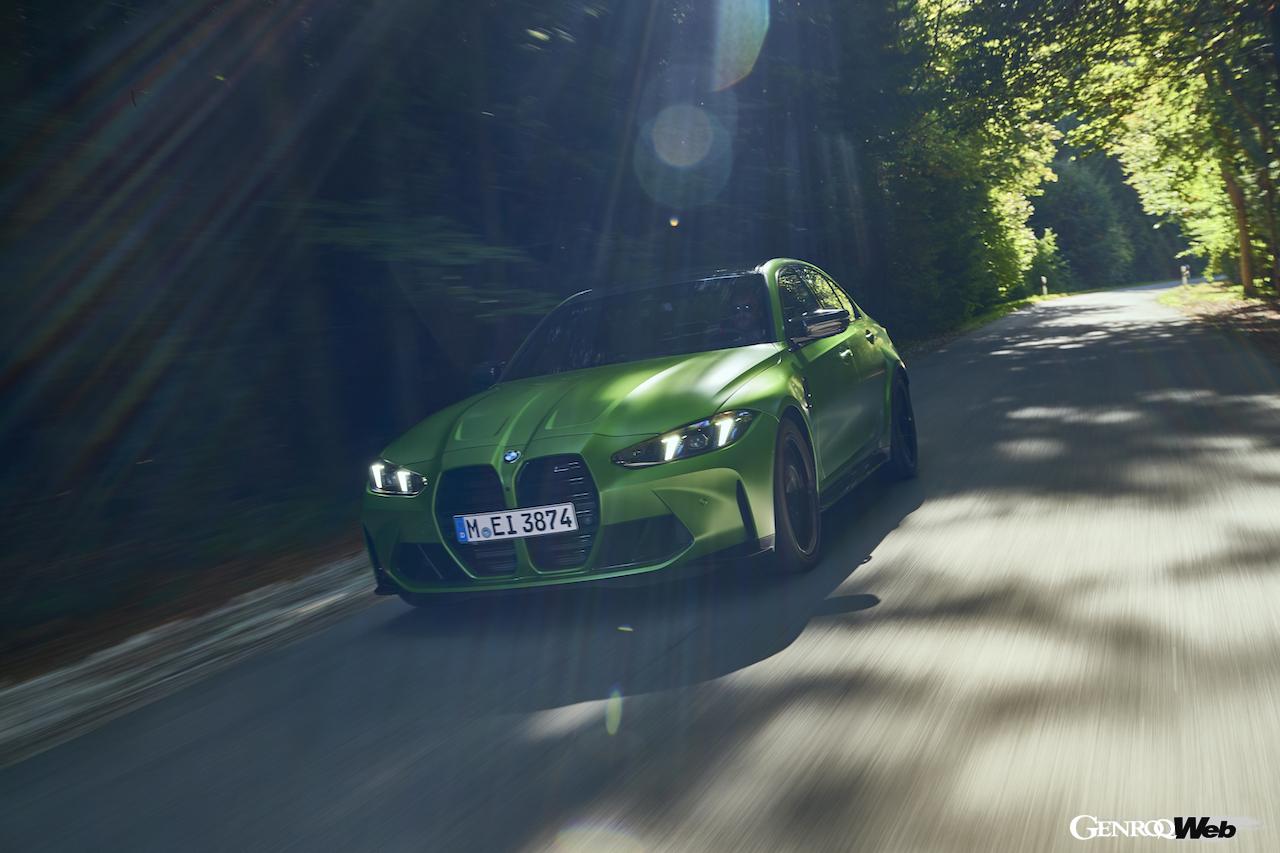 「BMW M3 セダン」改良新型の走行シーン。