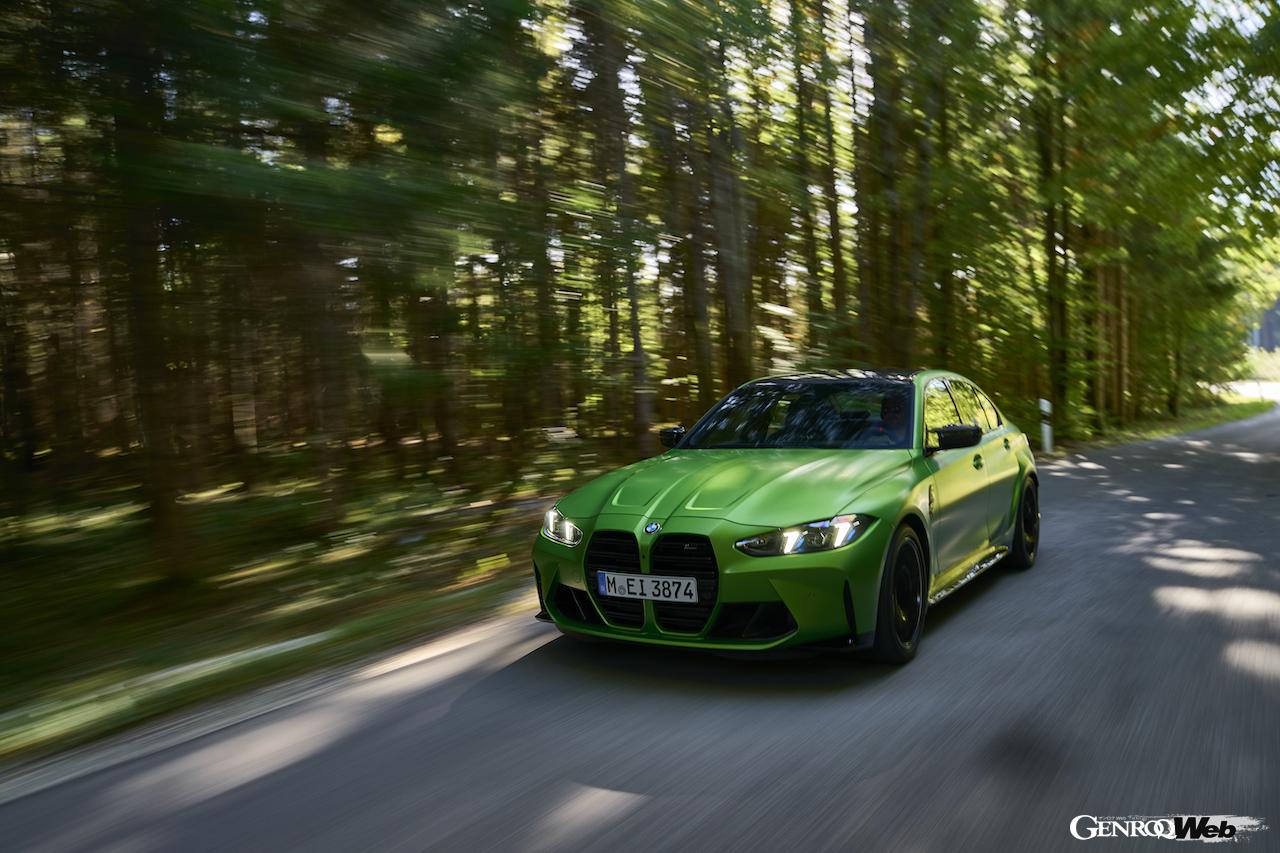 「BMW M3 セダン」改良新型の走行シーン。