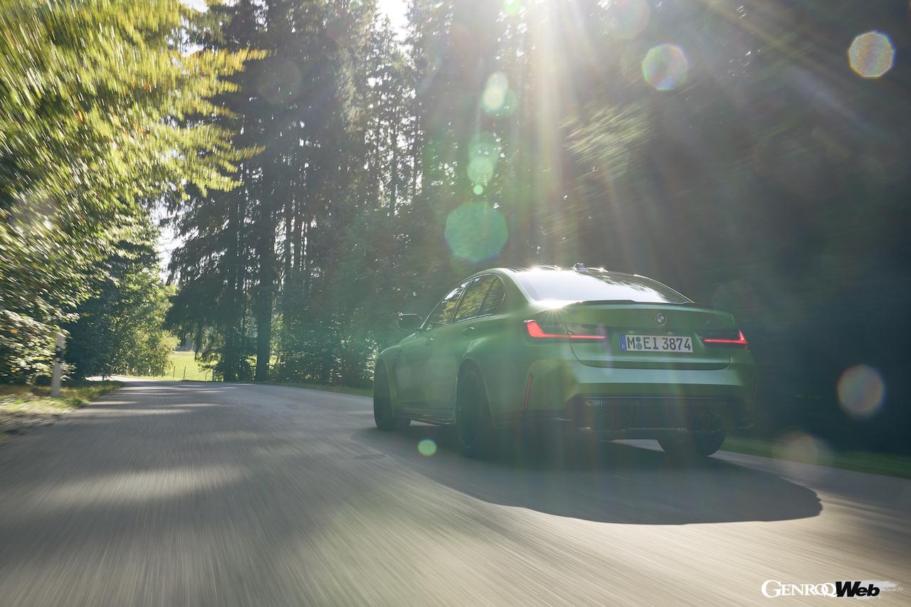 「BMW M3 セダン」改良新型の走行シーン。