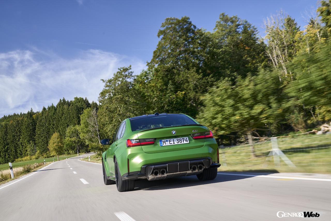 「BMW M3 セダン」改良新型の走行シーン。