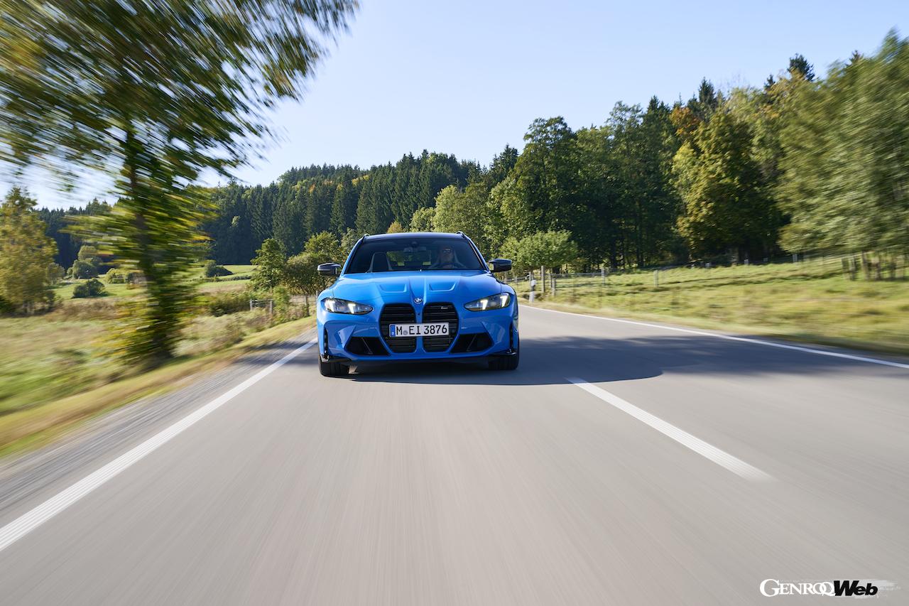 「BMW M3 ツーリング」改良新型の走行シーン。