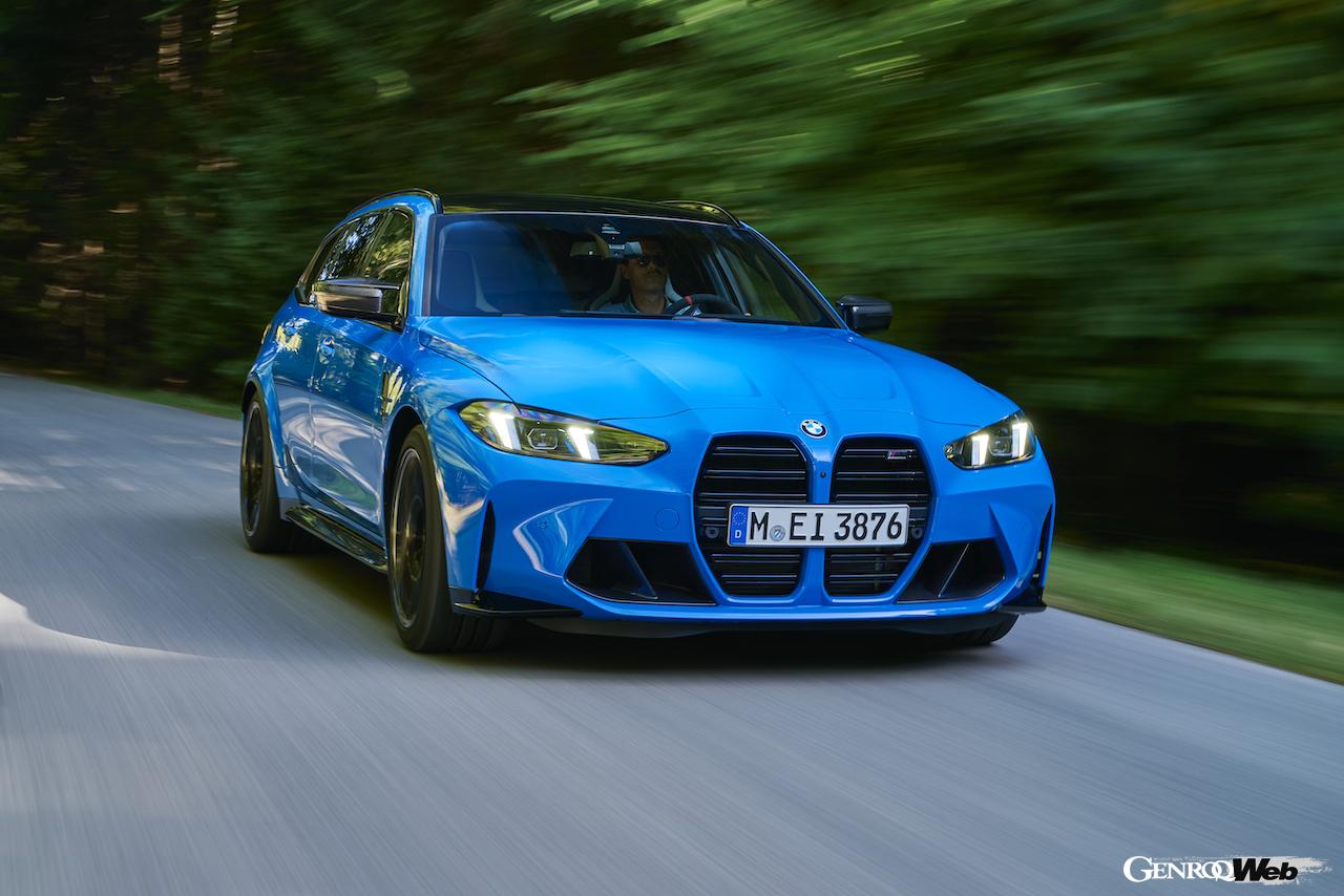 「BMW M3 ツーリング」改良新型の走行シーン。