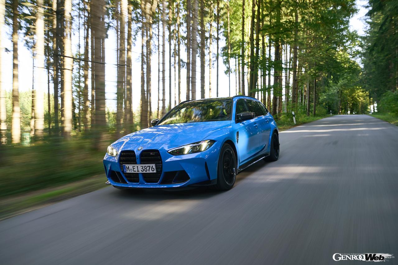 「BMW M3 ツーリング」改良新型の走行シーン。