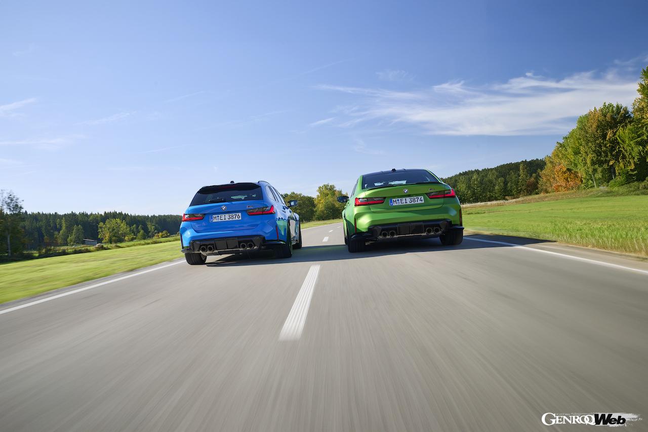 BMW M3 セダンとM3 ツーリングの改良新型の走行シーン。