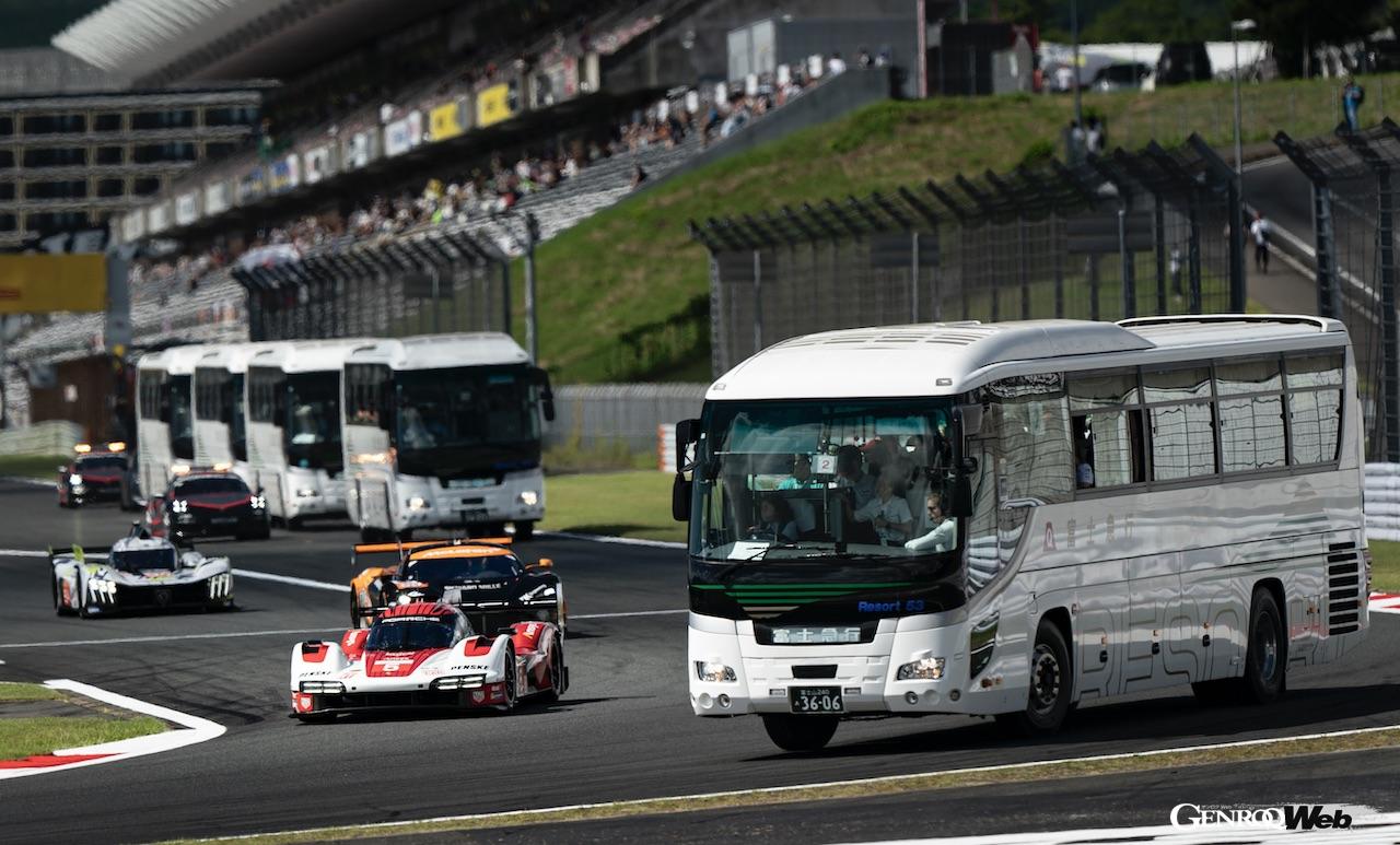 公式プラクティス3回目の前、レーシングカーとファンを乗せたバスが同一周回を走行する「サーキットサファリ」が実施された。