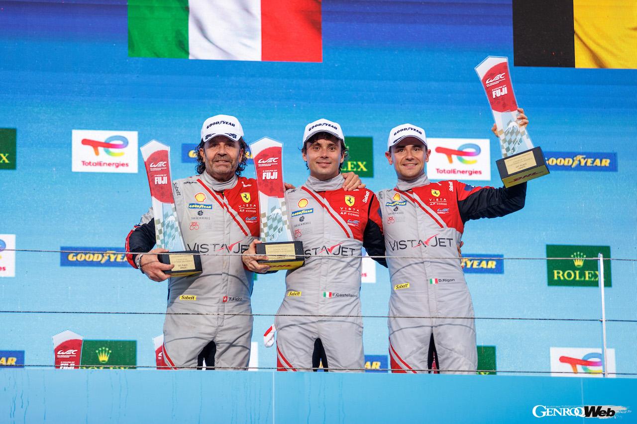 トップフィニッシュを果たした、ビスタ・AFコルセのフェラーリ 296 LMGT3 54号車の左からトーマス・フロール、フランチェスコ・カステラッチ、ダビデ・リゴン。