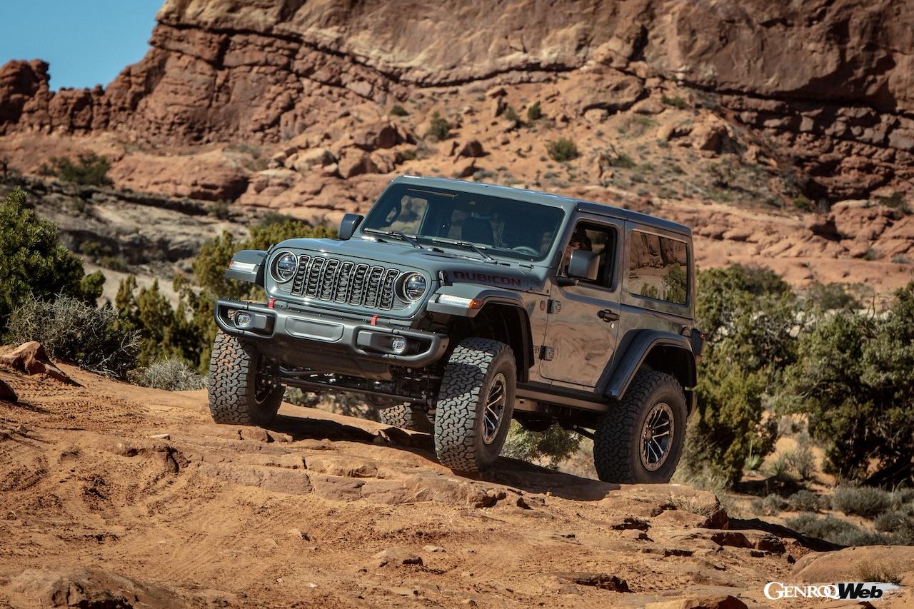 「ジープ ラングラー」2025年モデルの走行シーン。