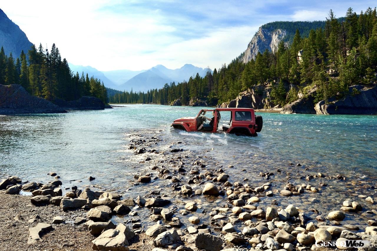 「ジープ ラングラー」2025年モデルの走行シーン。