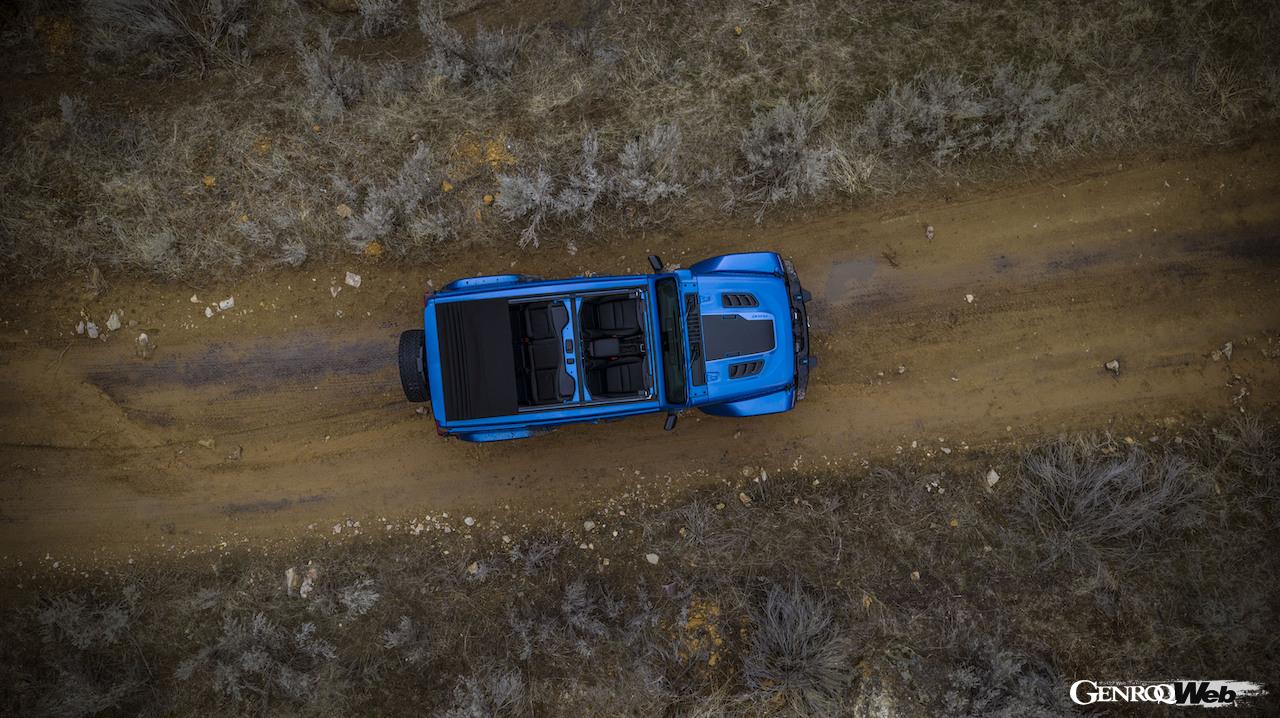 「ジープ ラングラー 4xe」2025年モデルの走行シーン。