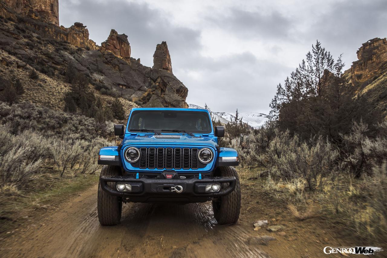 「ジープ ラングラー 4xe」2025年モデルの走行シーン。