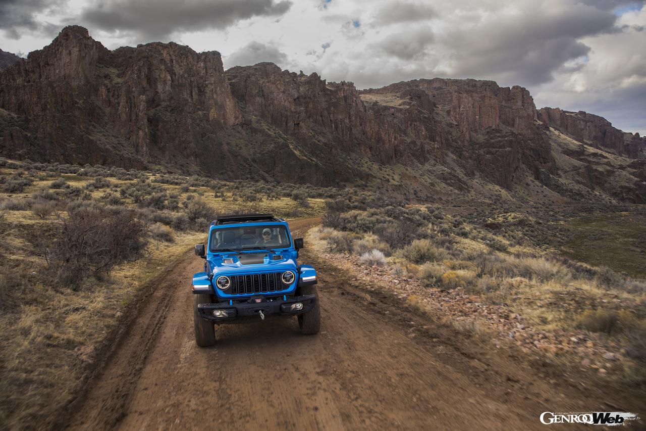 「ジープ ラングラー 4xe」2025年モデルの走行シーン。