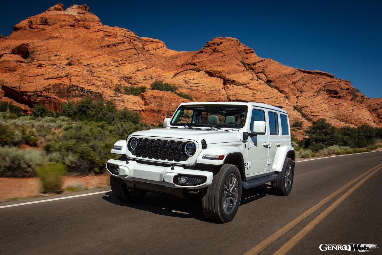 「ジープ ラングラー 4xe」2025年モデルの走行シーン。