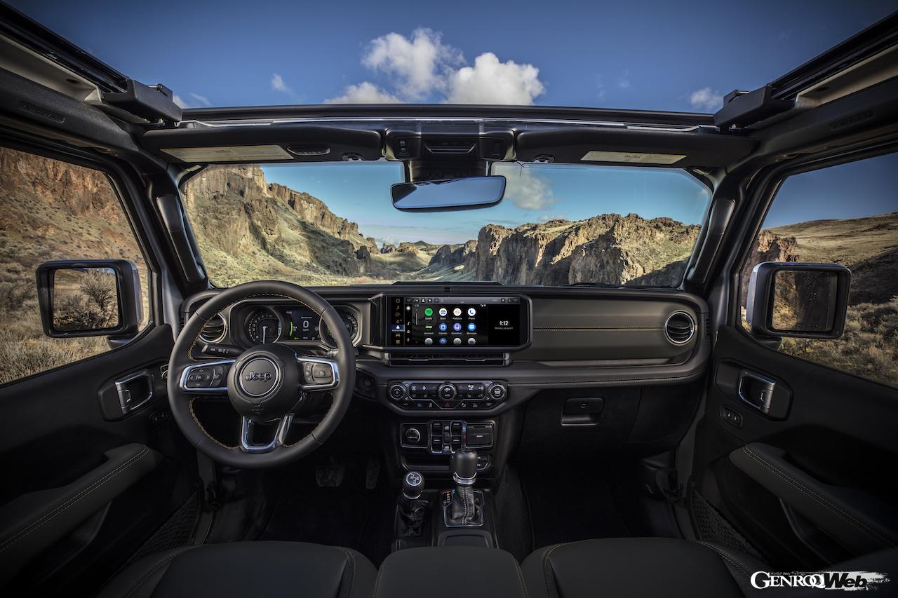 「ジープ ラングラー 4xe」2025年モデルのインテリア。