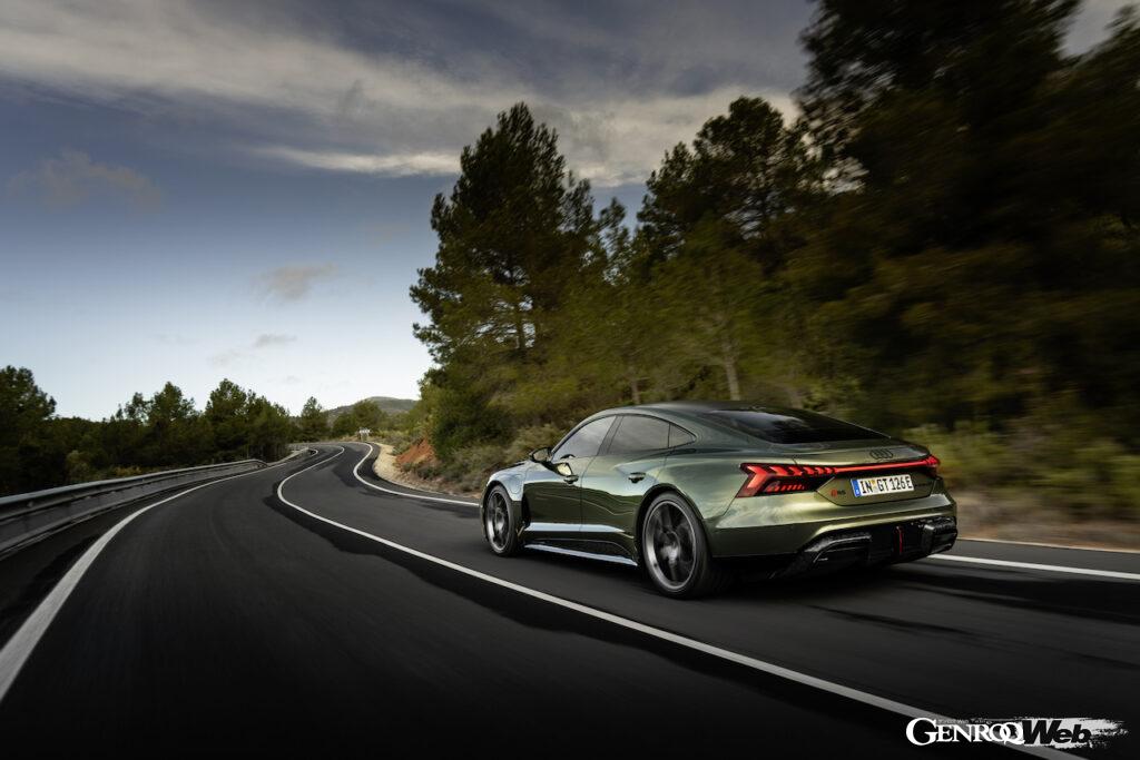 アウディ最強EV「アウディ RS e-tron GT パフォーマンス」の走行シーン。