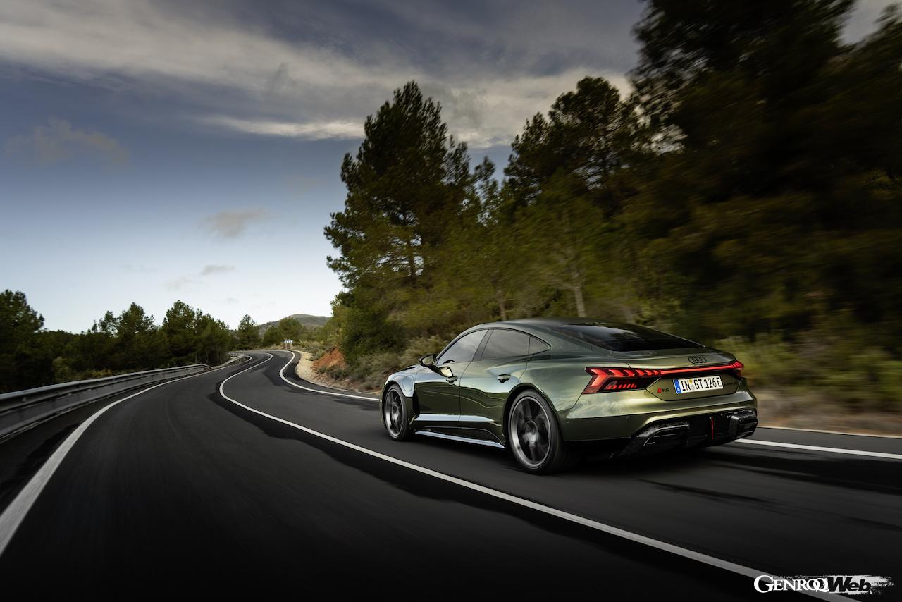 アウディ最強EV「アウディ RS e-tron GT パフォーマンス」の走行シーン。