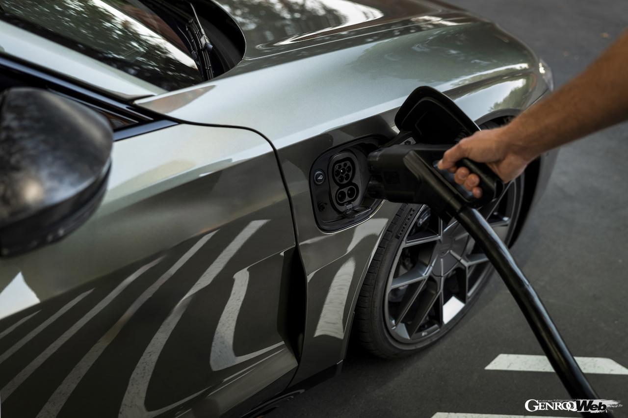 アウディ最強EV「アウディ RS e-tron GT パフォーマンス」の充電シーン。