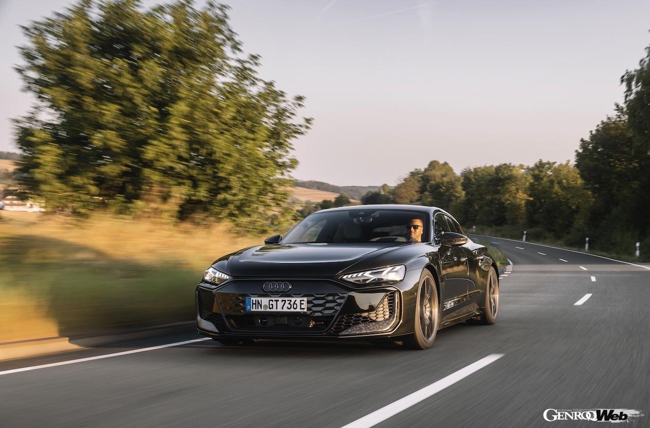 アウディ最強EV「アウディ RS e-tron GT パフォーマンス」の走行シーン。