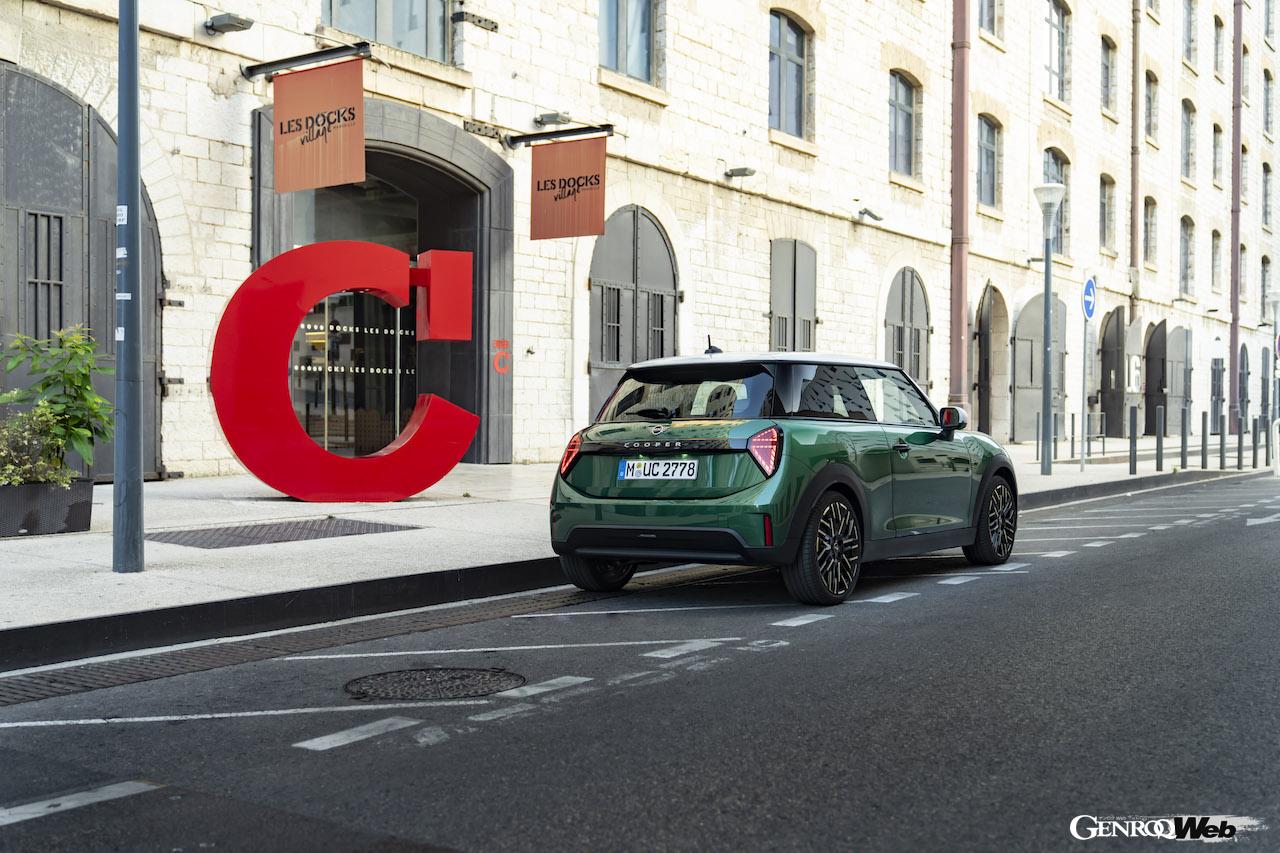 新型「MINI クーパー C」のエクステリア。