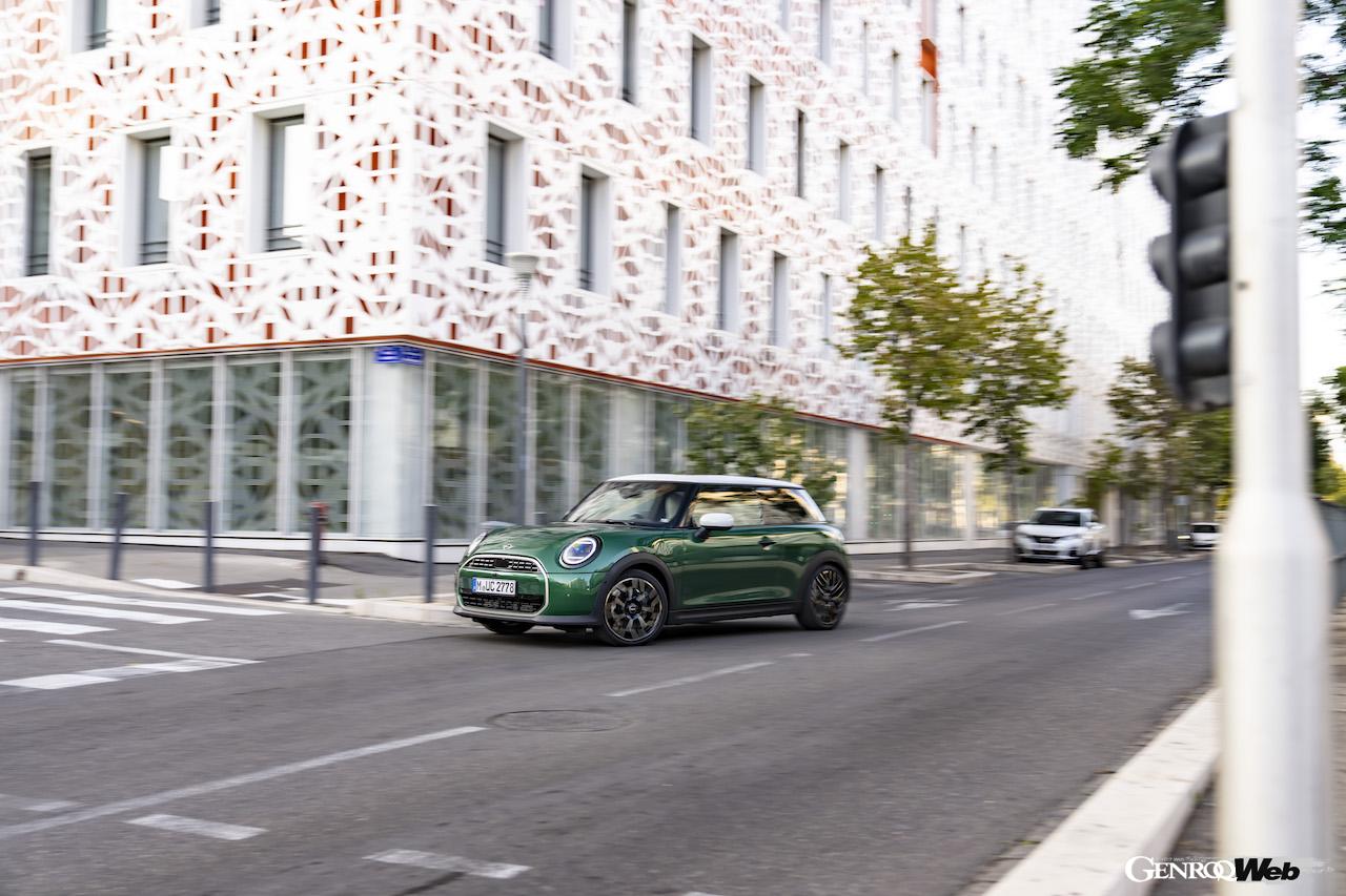 新型「MINI クーパー C」の走行シーン。