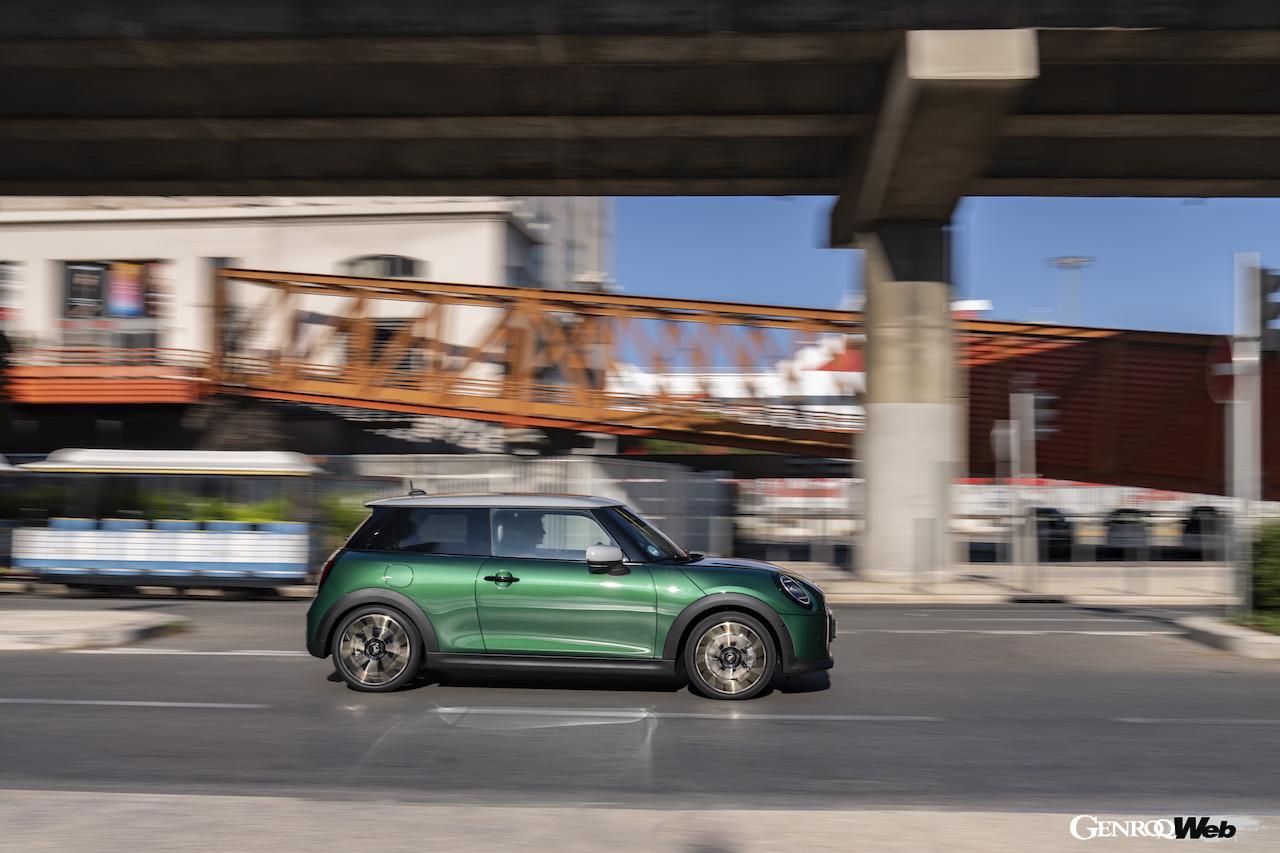 新型「MINI クーパー C」の走行シーン。