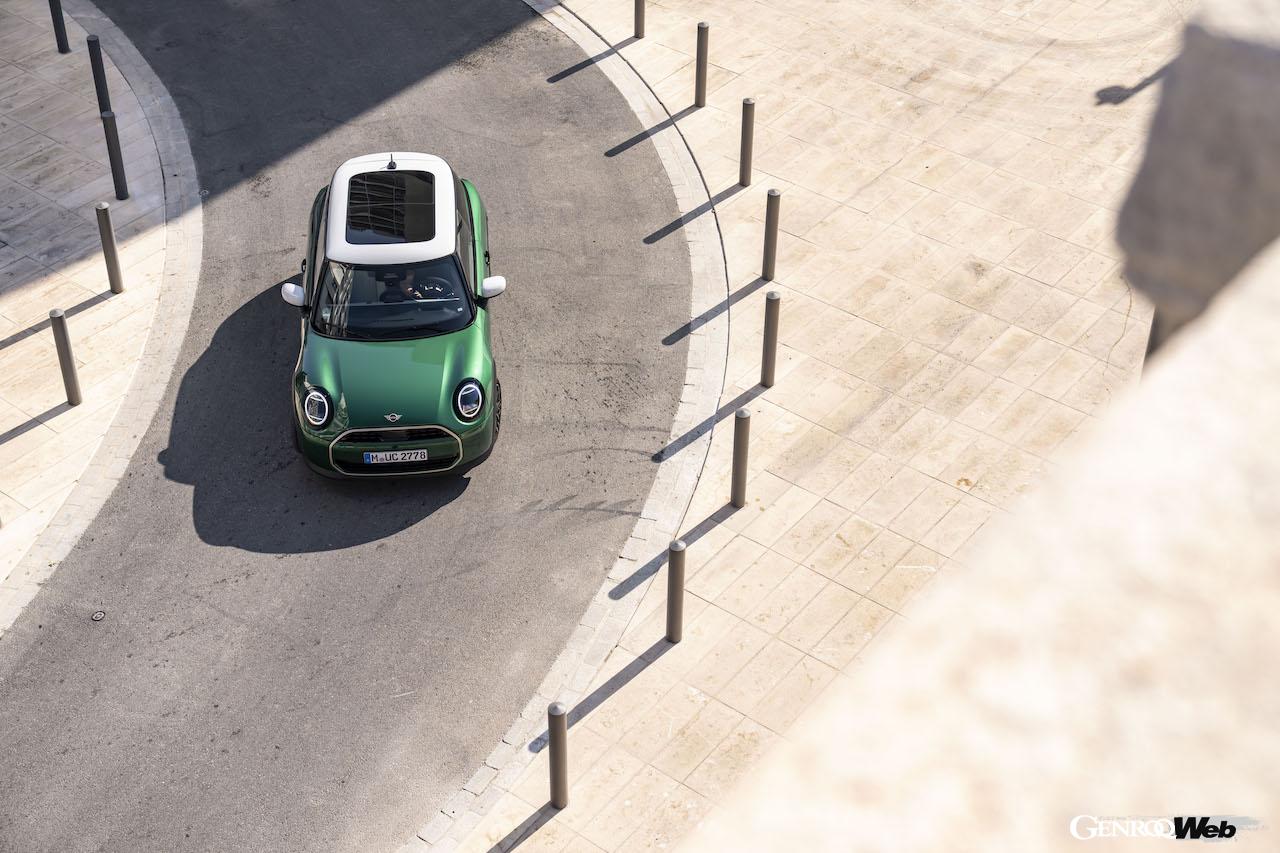 新型「MINI クーパー C」の走行シーン。