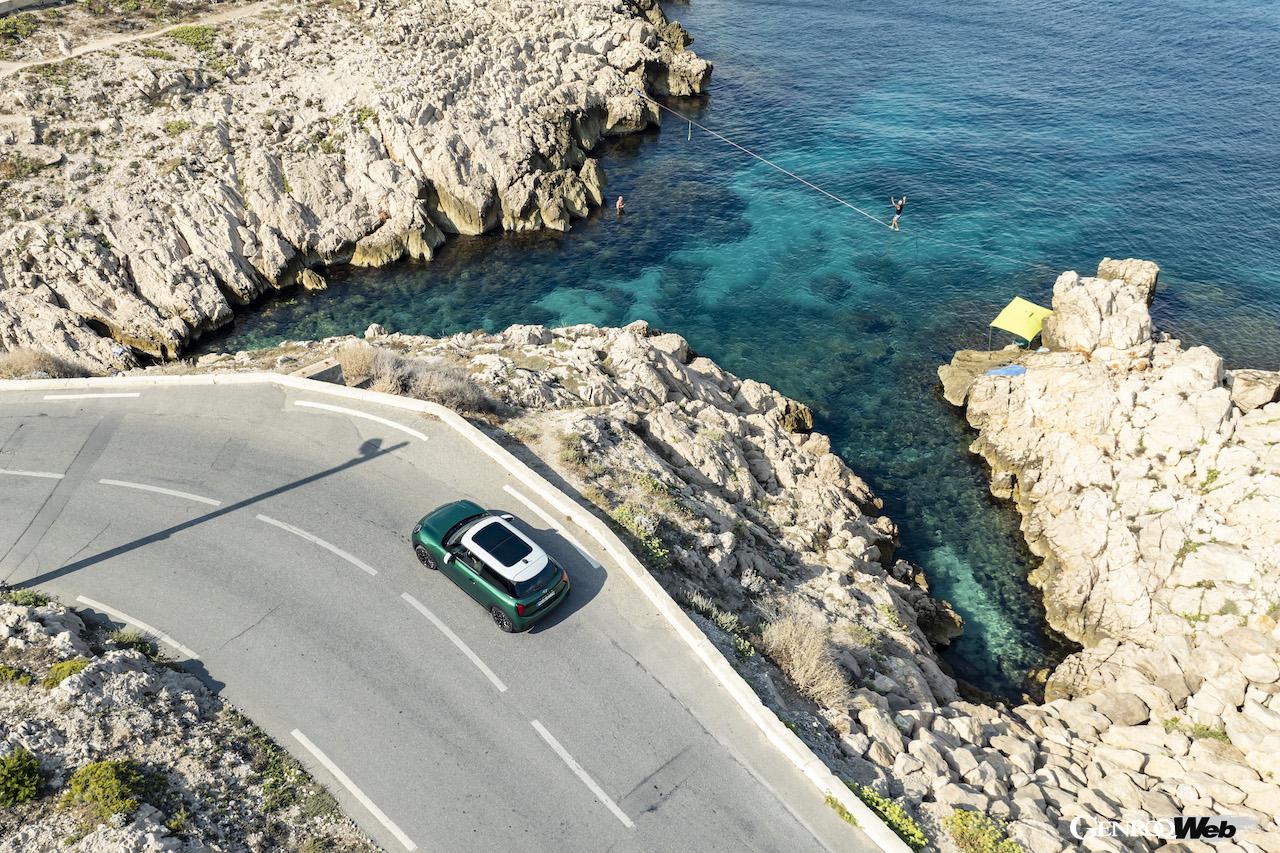 新型「MINI クーパー C」の走行シーン。